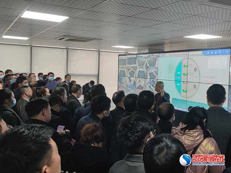 曾艳梅带领隆回县工商联十四届会员代表到隆回县自来水公司新水厂参观考察