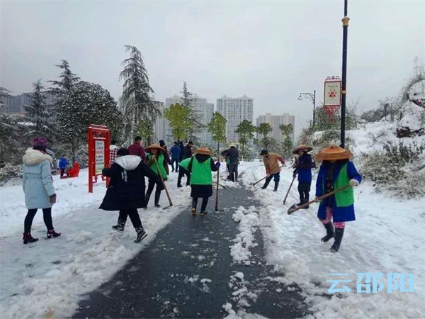 邵阳园林部门全员上阵除雪保绿