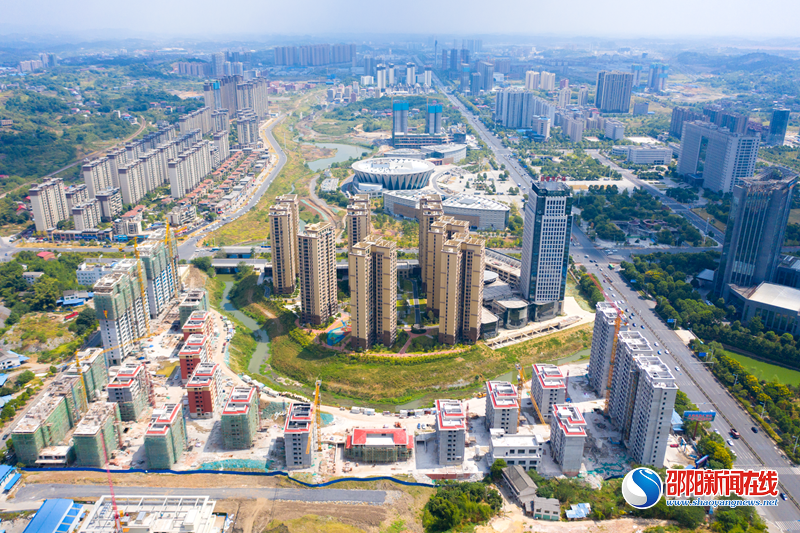 邵阳路桥开发建设的路桥•首府国际项目二期全面封顶