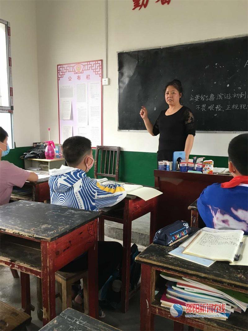 初心不改谱芳华 三尺讲台洒青春——走近新宁县回龙寺镇中心小学优秀教师钟建秀