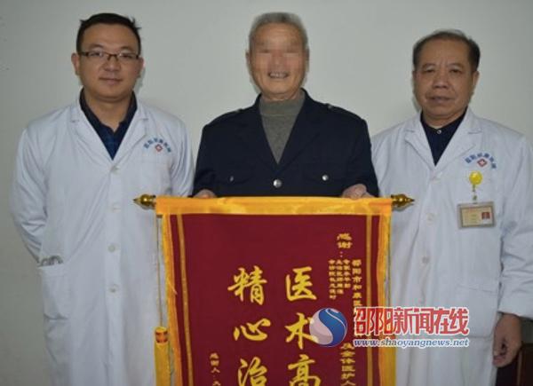 74 岁老人下肢皮肤发黑四处求医 听信偏方泡脚致脚踝溃烂