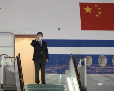 独家视频丨习近平步出舱门 米尔济约耶夫总统在机场热情迎接