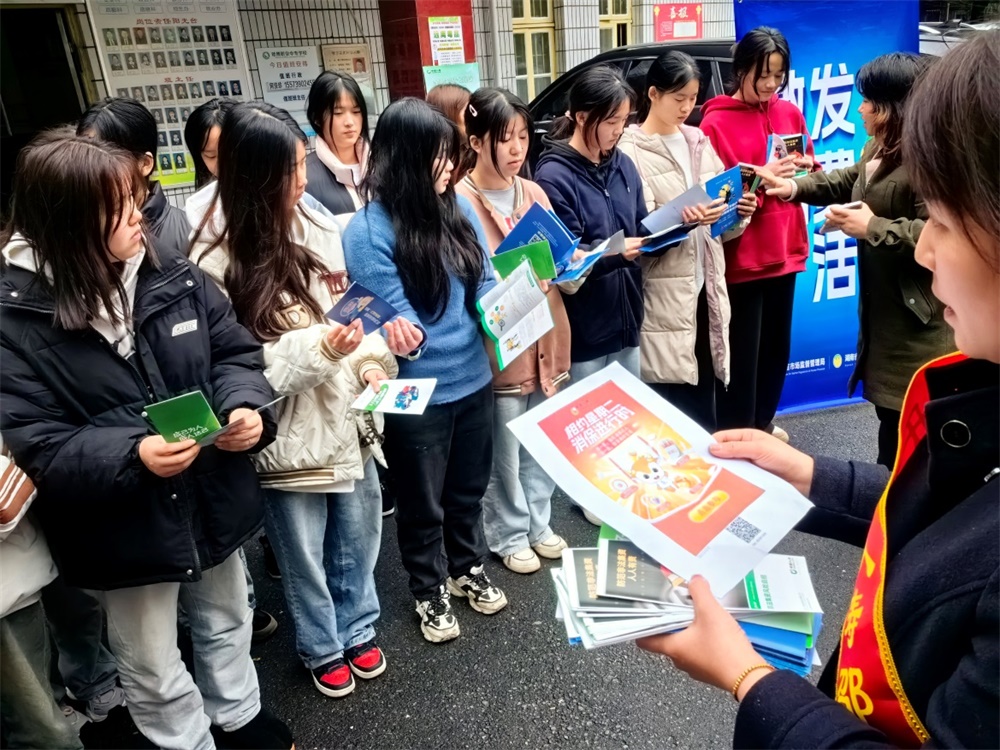 中国人寿邵阳分公司进校园开展“3·15”消费者权益保护宣传“五进入”活动